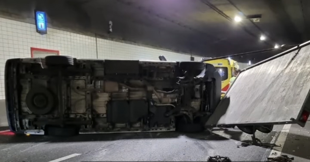 Gewonden door geschaarde vrachtwagen met oplegger in Beneluxtunnel