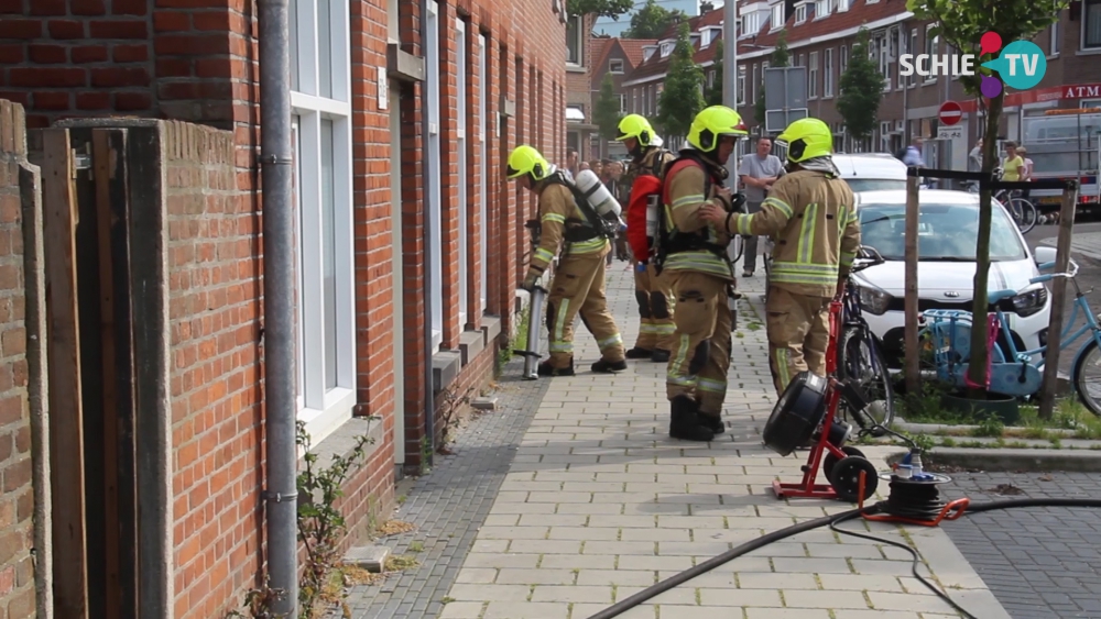 Woning beschadigd door brand in stapel hout