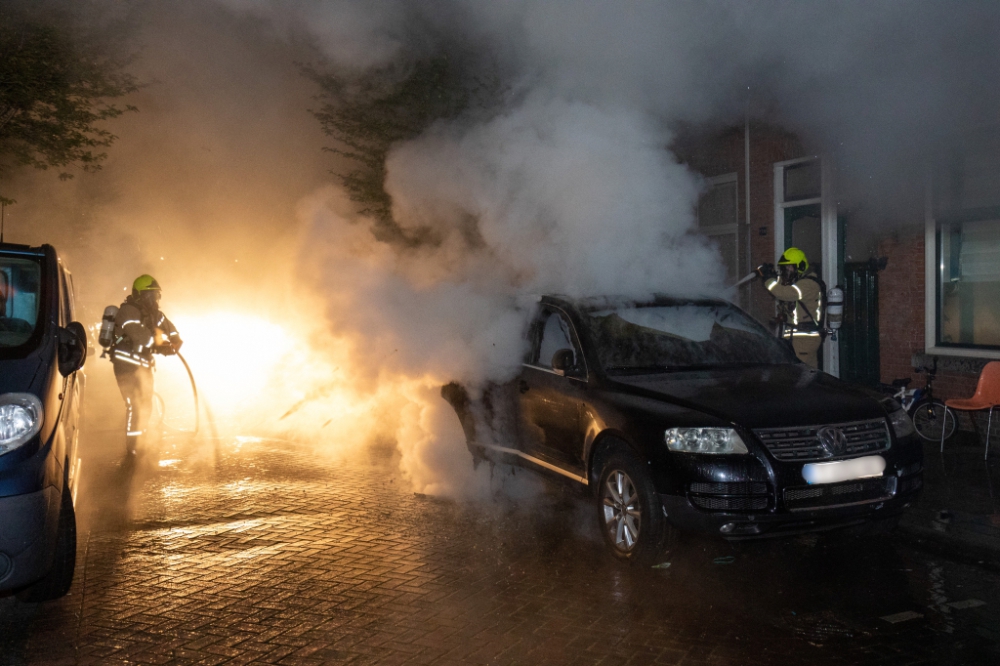 Auto brandt volledig uit in West