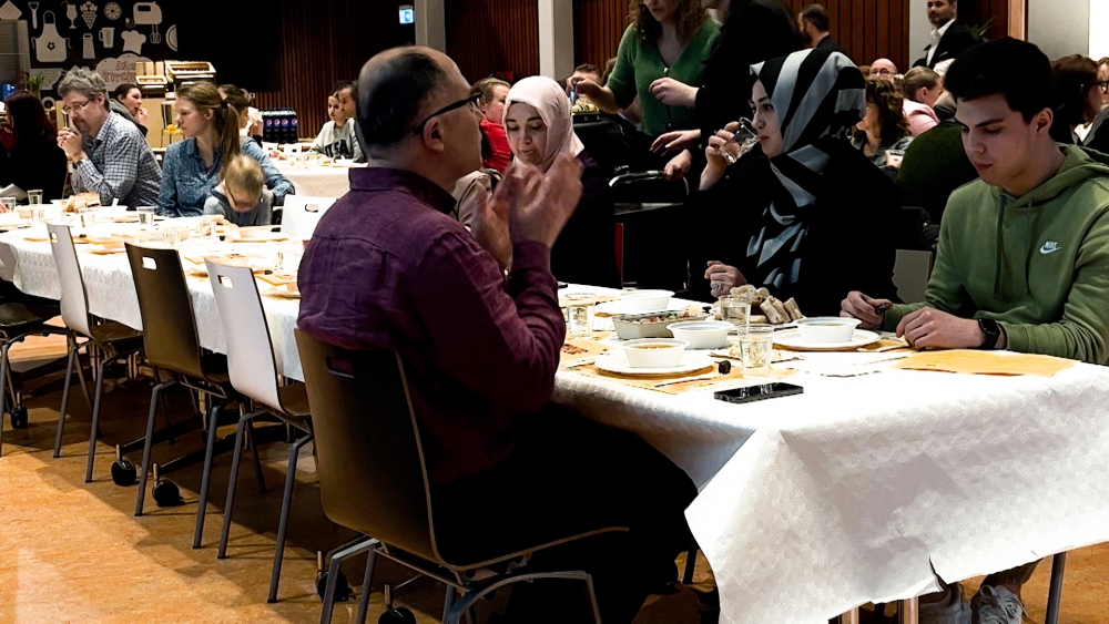 SG Spieringshoek doet samen met leerlingen, docenten en ouders mee aan Witte Donderdag en iftar