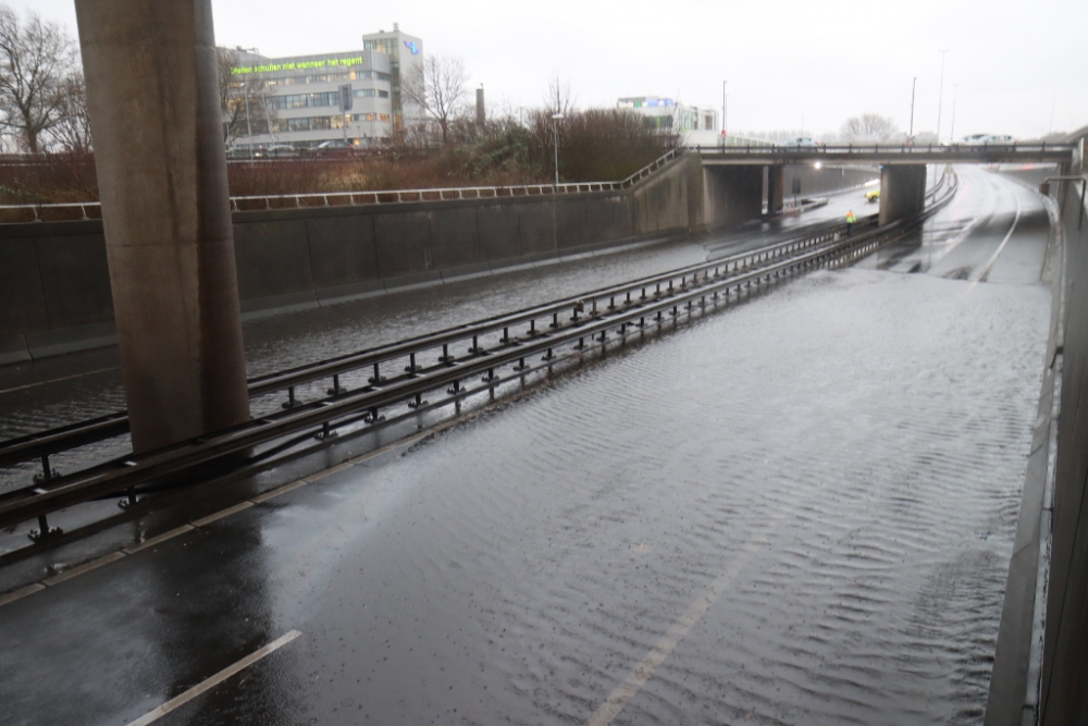 A20 in beide richtingen dicht door water op de weg