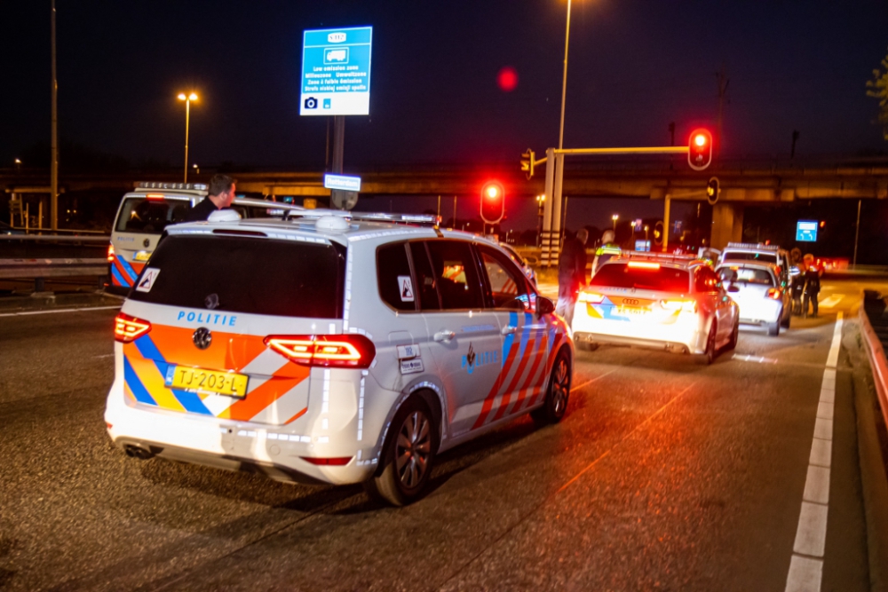 Automobilist door politiemacht met getrokken wapens uit auto gehaald op de A20