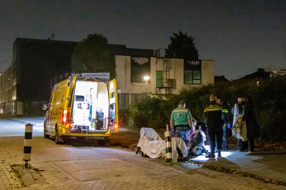 Scooterrijdster raakt gewond bij aanrijding tegen paaltje