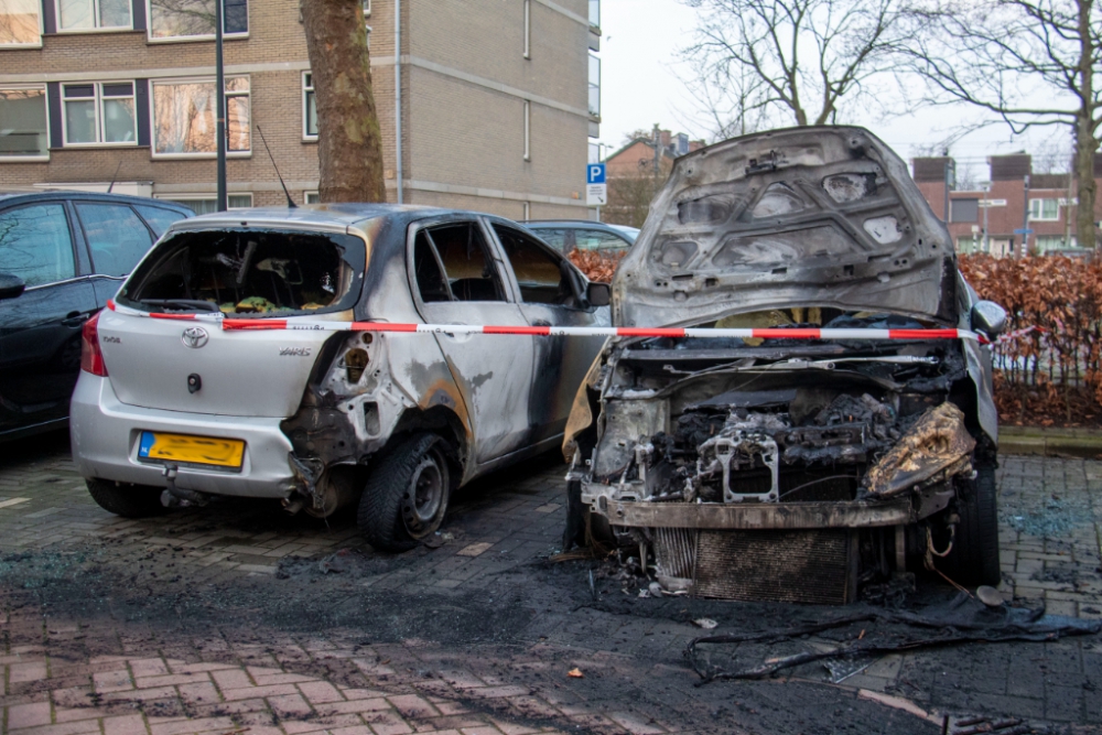 Twee auto&#039;s compleet verwoest door brand op het Faassenplein