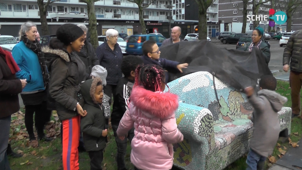 Bewoners knutselen bankje: &#039;Ik dacht eerst: wat een lelijk ding!&#039;