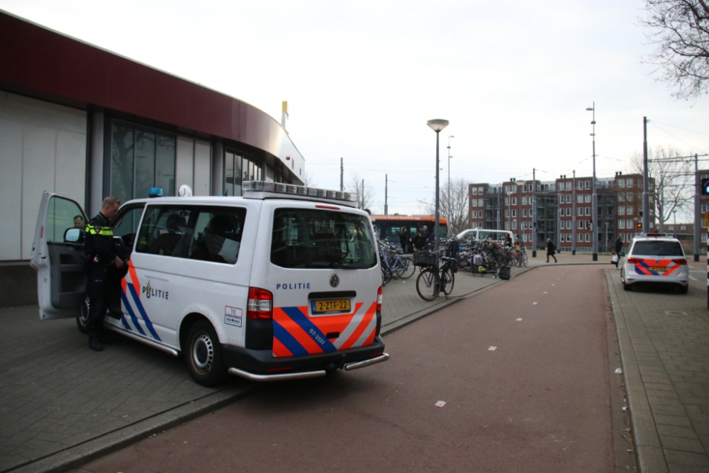 Man stapt mogelijk met wapen in metro, Station Marconiplein ontruimd