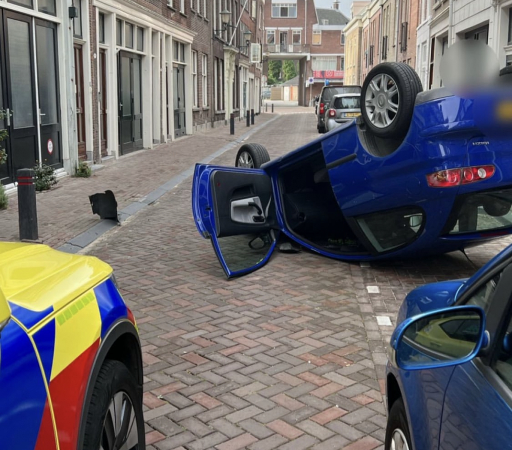 Auto komt op dak tot stilstand in het centrum