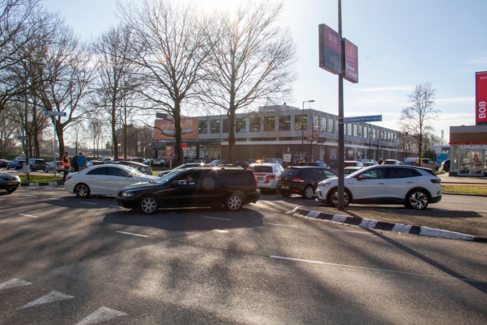 Chaos op kruising na aanrijding op &#039;s-Gravelandseweg