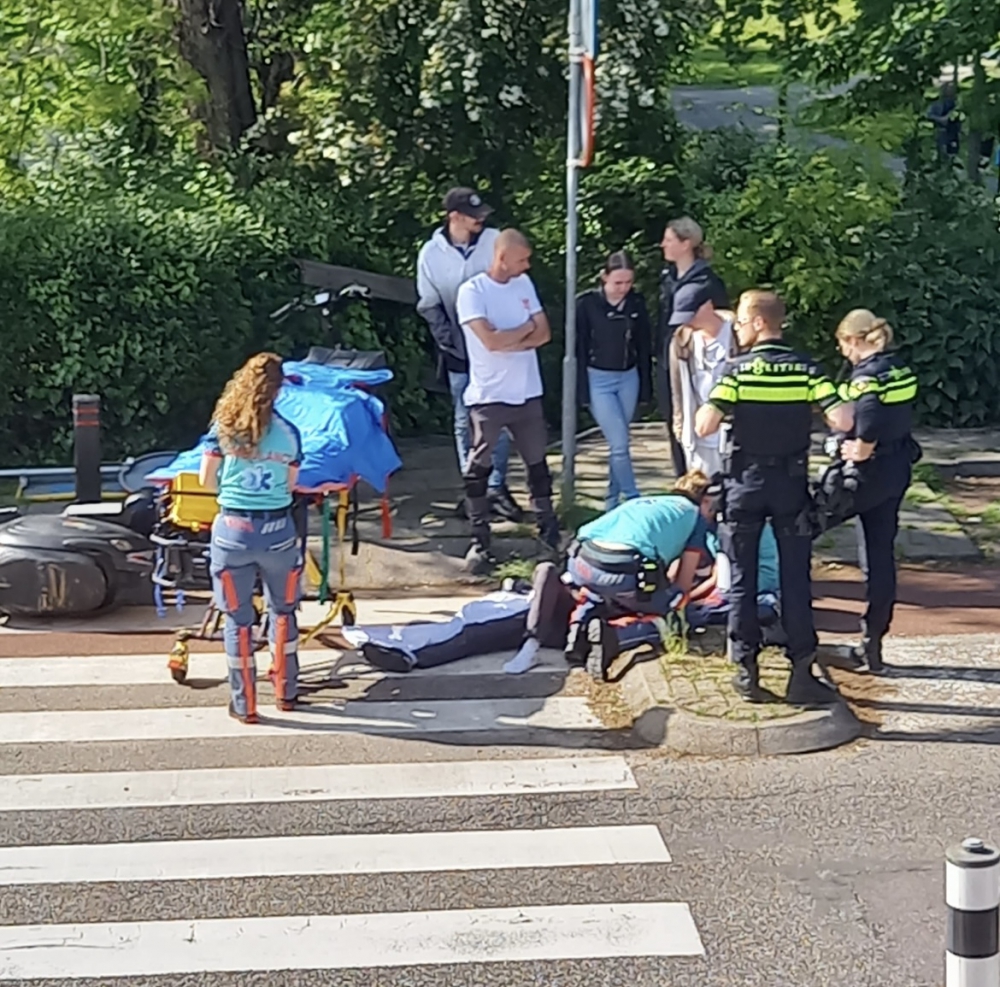 Scooterbestuurder rijdt tegen openstaande autodeur