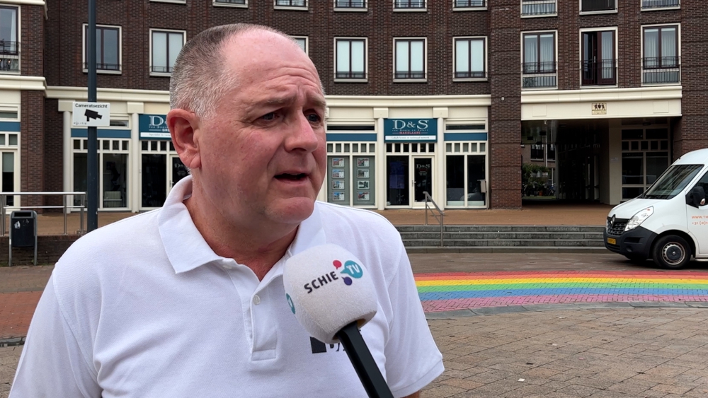 Regenboogzebrapad beklad met witte verf: ‘Het is kwetsend voor de doelgroep waarvoor het bedoeld is’