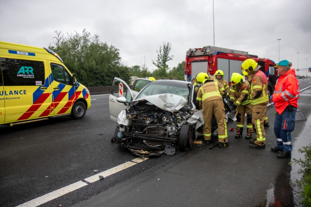 Automobilist ramt pijlwagen op A20 en moet door brandweer bevrijd worden