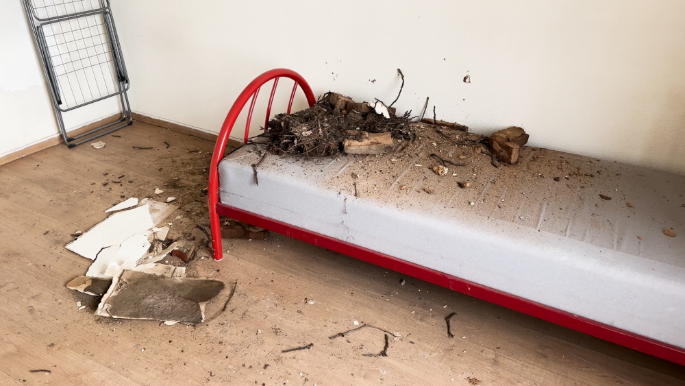 ‘Het is maar goed dat er niemand in deze kamer sliep’: plafond komt spontaan naar beneden