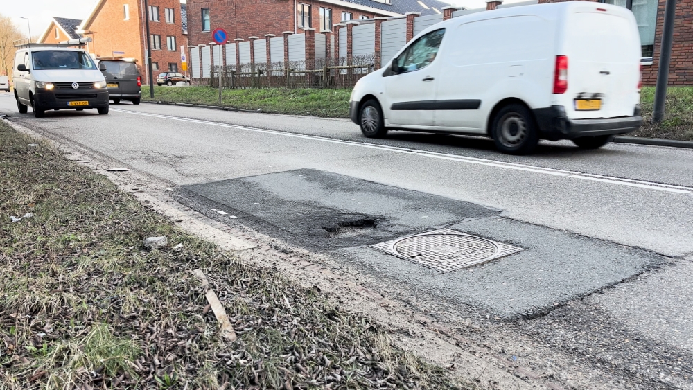 Ilan wordt al maanden uit zijn bed getrild door gat in de weg