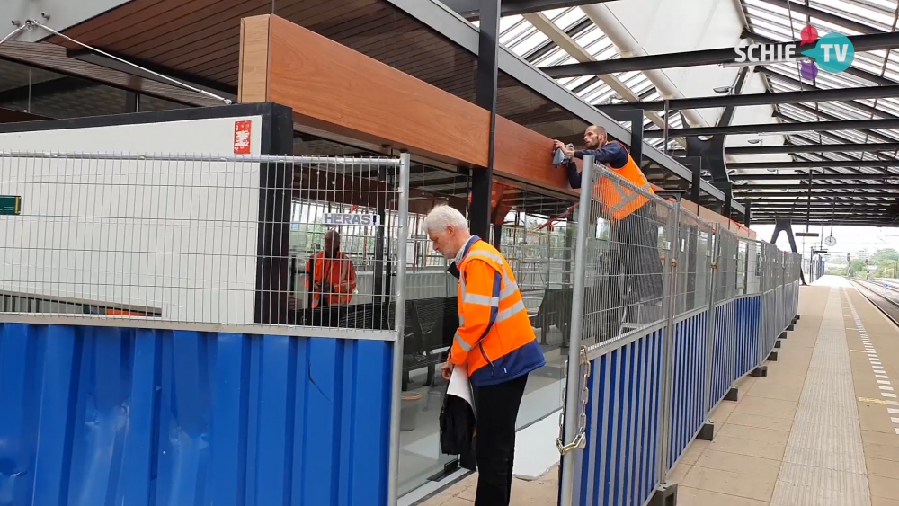 Vrijdagochtend gaan de hekken weg: wachtruimtes station Schiedam Centrum klaar