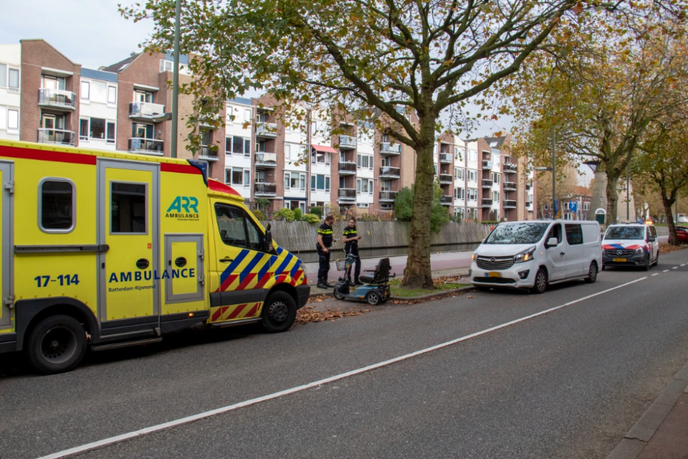 Plotseling overstekende scootmobiel botst op auto