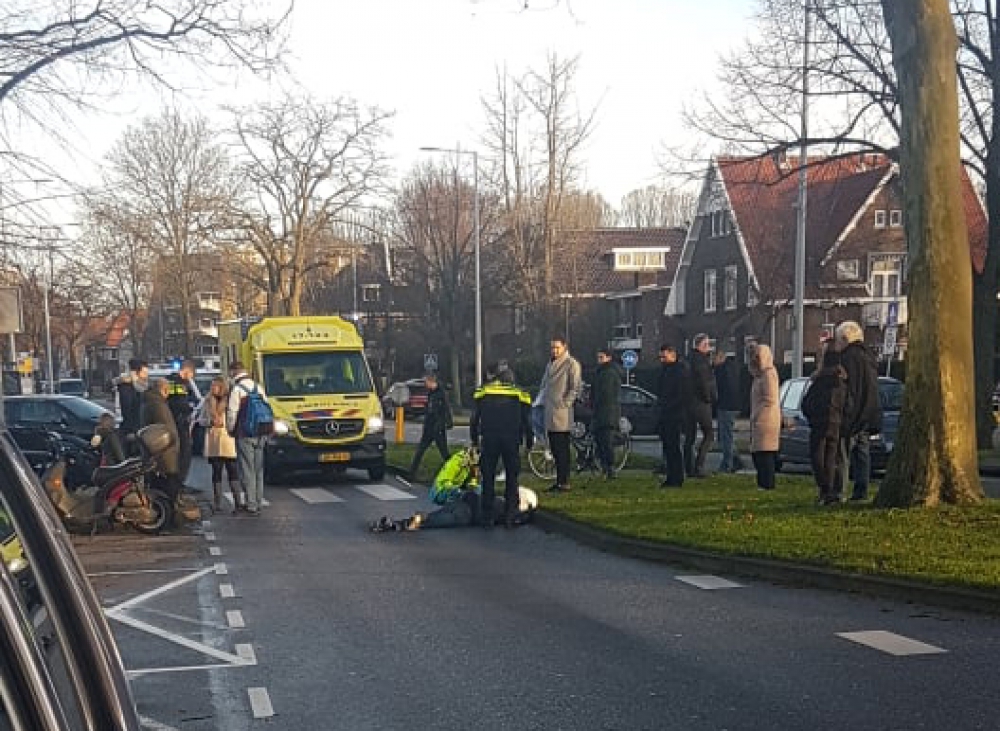 Automobilist rijdt man op scooter aan en geeft extra gas