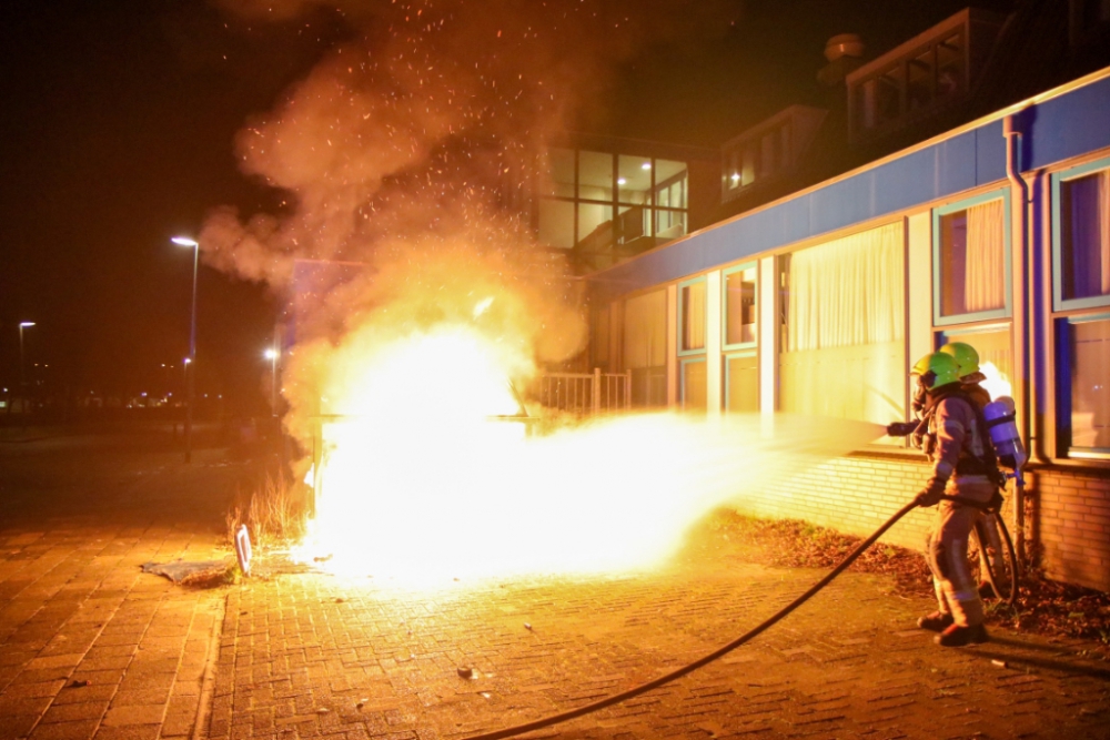 Fietsenstalling naast apotheek uitgebrand