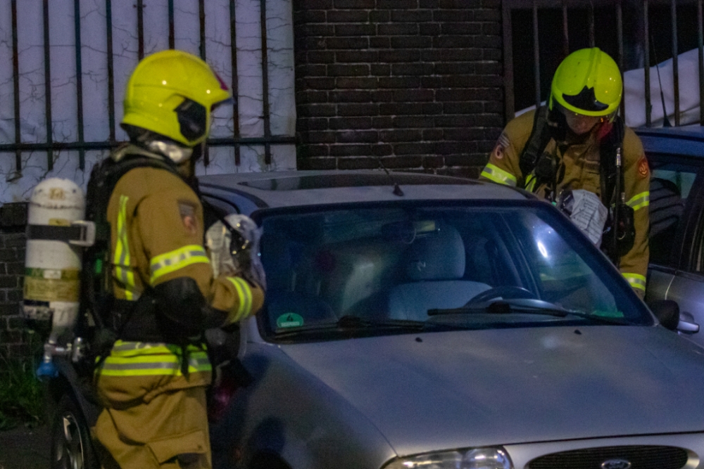 Politie treft drugsafval aan in auto in Schiedam, verdachten aangehouden