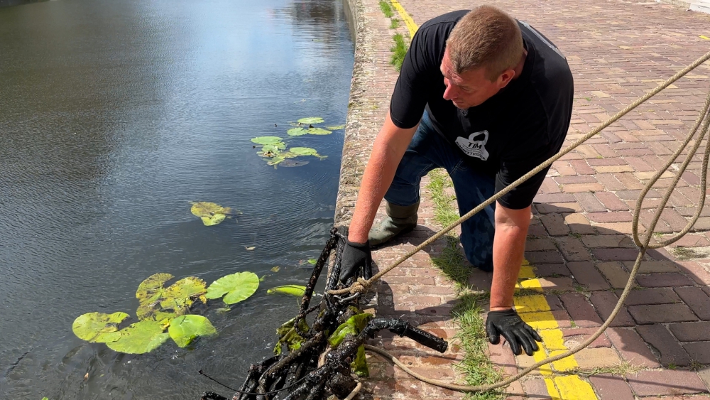 Springkussens, winkelwagentjes en fietsen: Tim haalt het allemaal uit het Schiedamse water