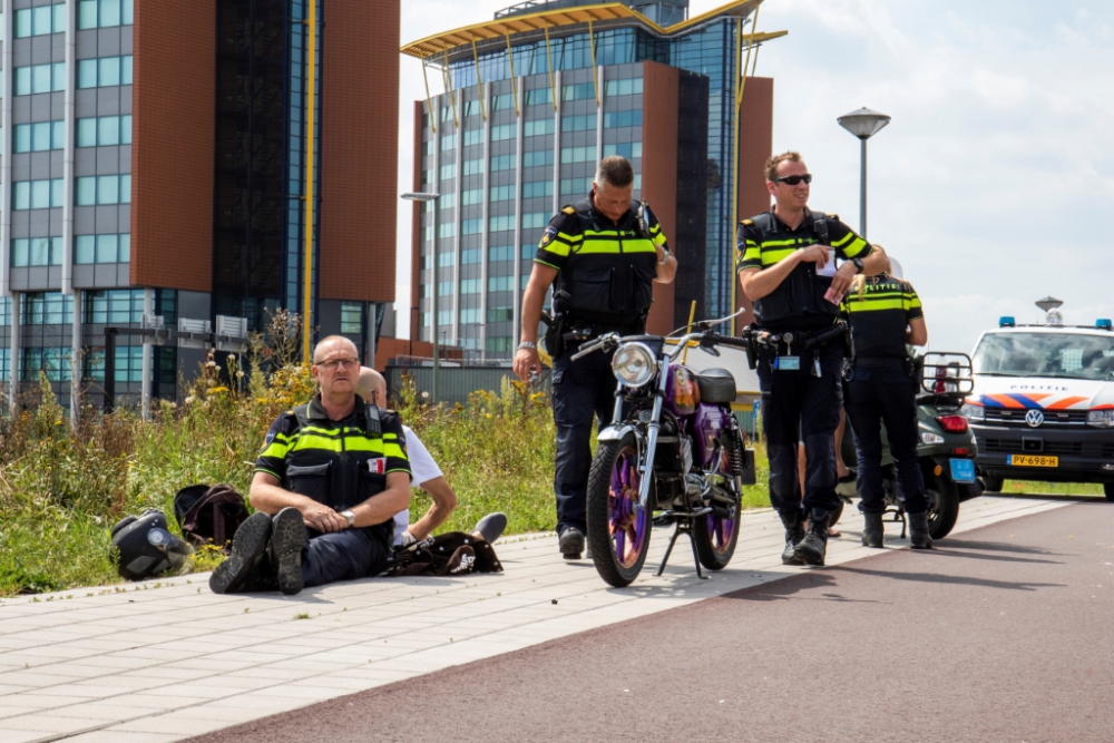 Agent geeft rugsteun aan slachtoffer aanrijding