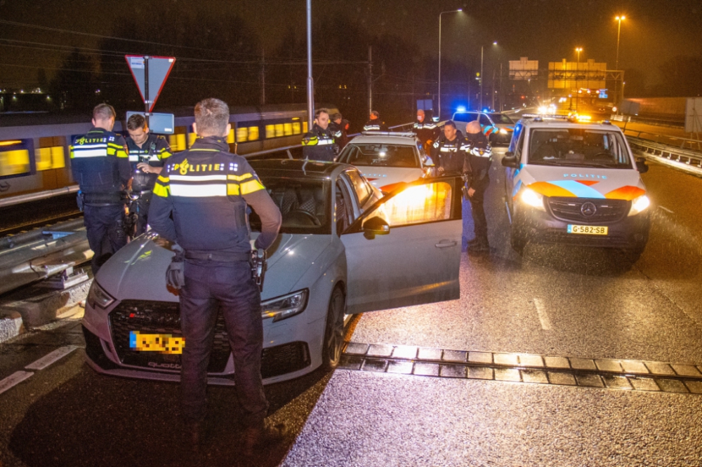 Politie rijdt auto klem op de A20