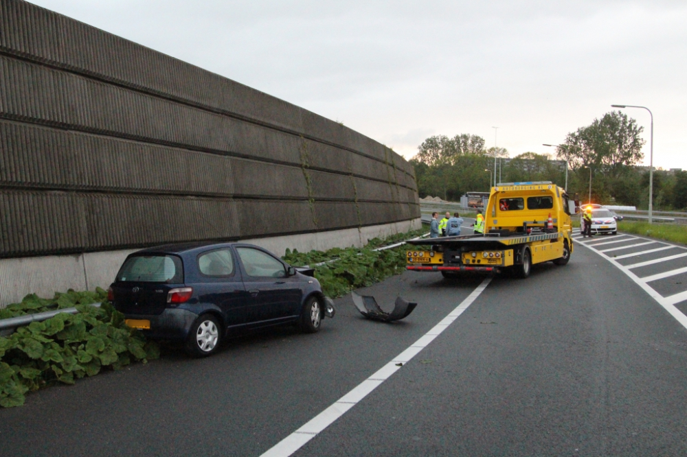 Auto vliegt uit bocht op de snelweg