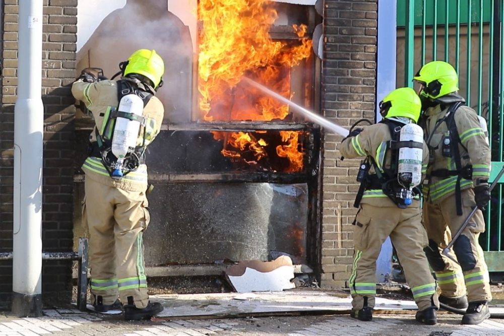 Grote brand in bijgebouw net over de grens van Schiedam