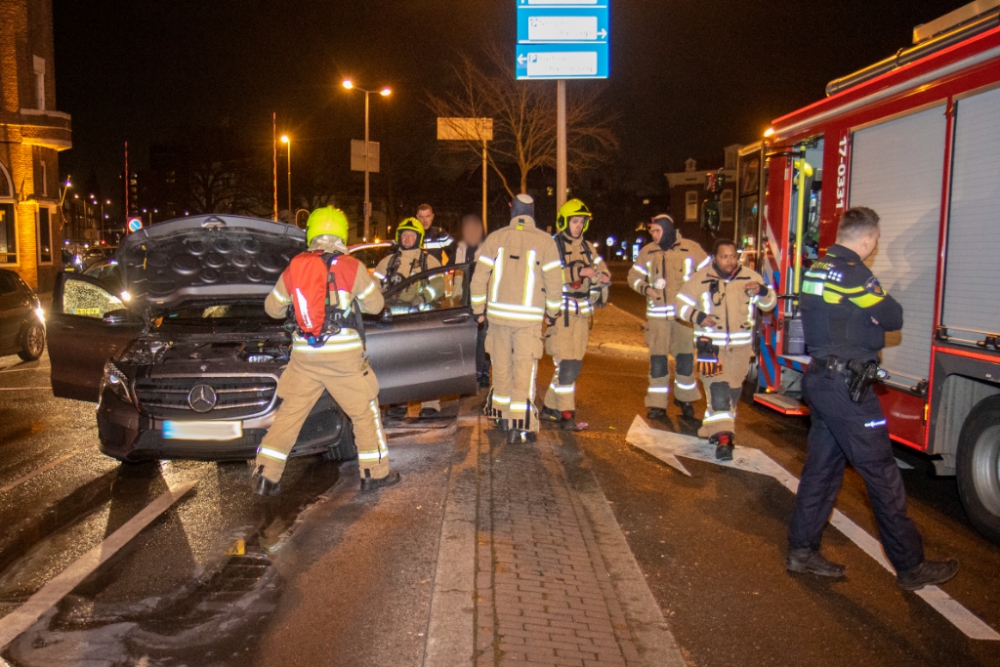 Auto vliegt tijdens het rijden op de Koemarkt in brand