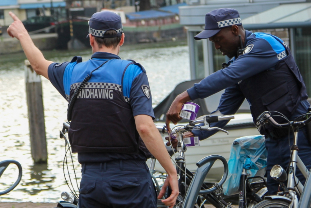 Weesfietsen op Nieuwe Haven gelabeld door Handhaving