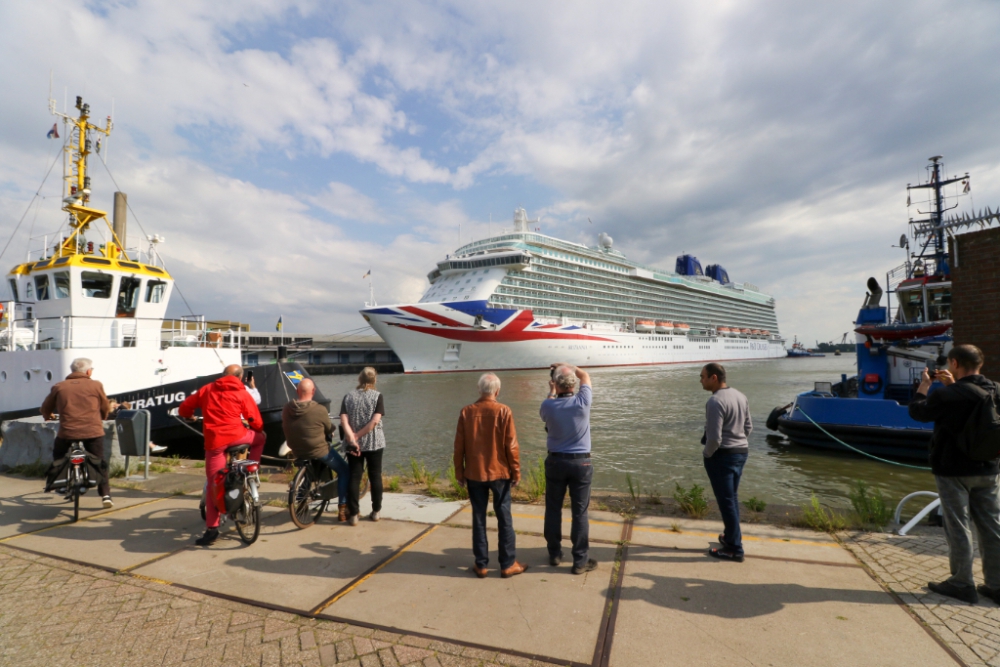 Enorm cruiseschip vertrekt uit haven bij Schiedam