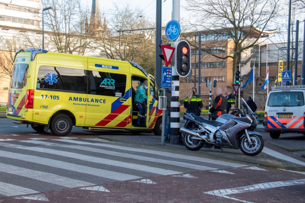 Auto flink beschadigd na aanrijding met motor op Broersvest