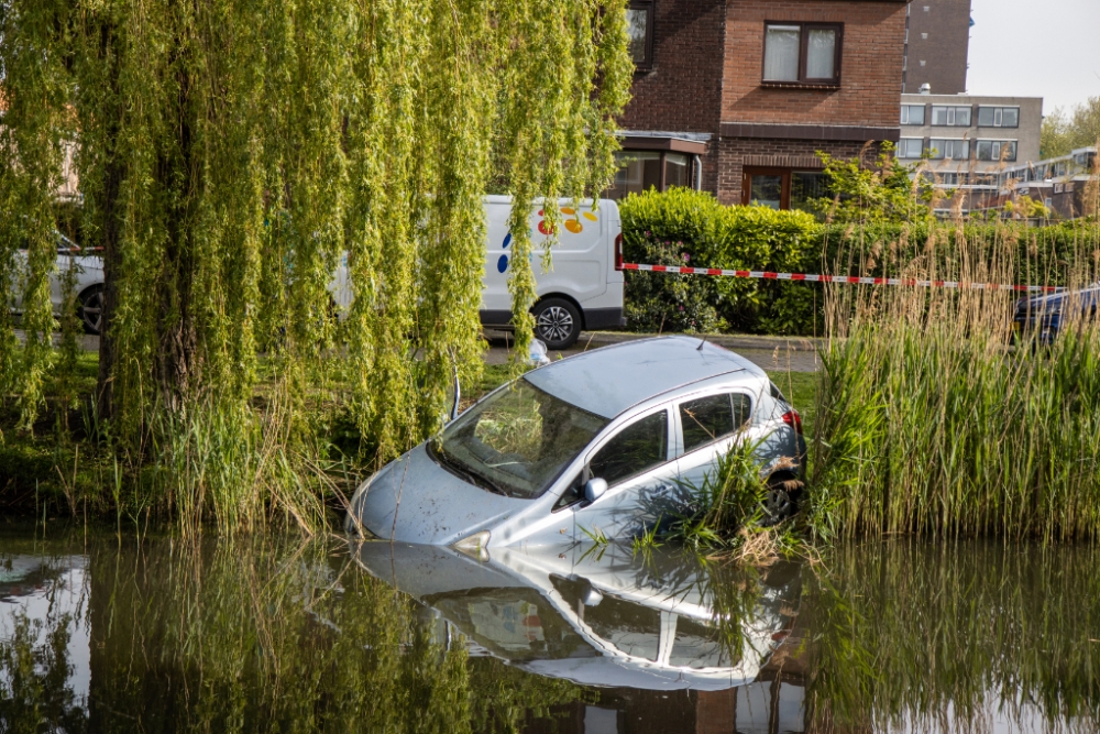 Automobilist raakt onwel en rijdt sloot in