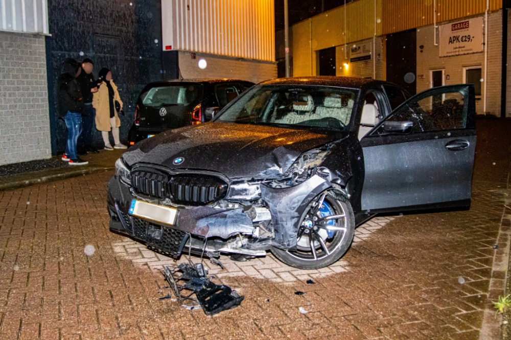 Opmerkelijk ongeval: auto met ronde gaatjes in zij- en voorruit ramt muurtje op het Admiraal Tromphof