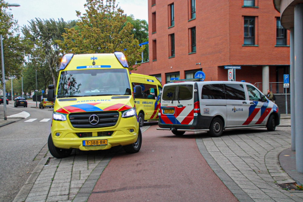 Ambulancemedewerkster gewond door aanrijding elektrische step tijdens hulpverlening