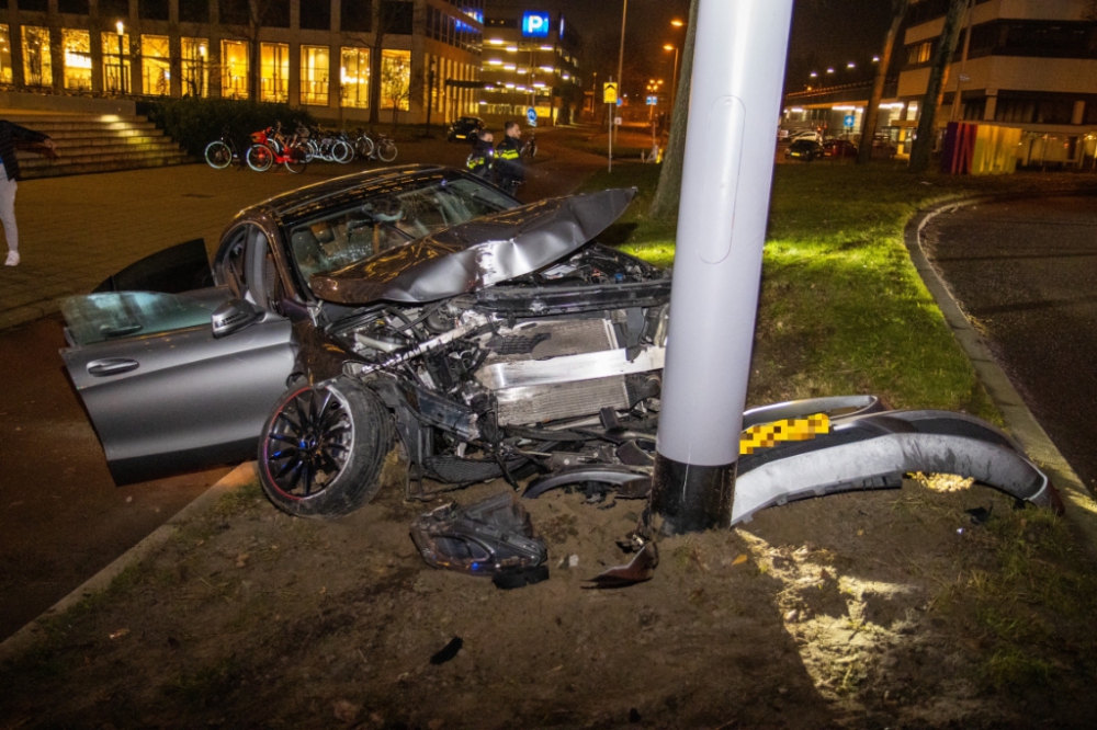 Auto vliegt tegen paal aan op het Marconiplein