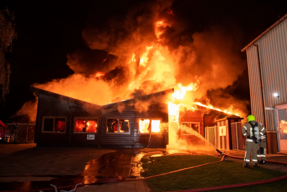 Ondertussen bij de buren: voor de tweede maal deze week een grote brand in sportkantine Deltasport