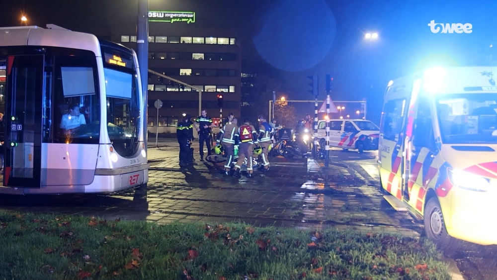 Maaltijdbezorger botst op tram in Schiedam, tramverkeer gestremd