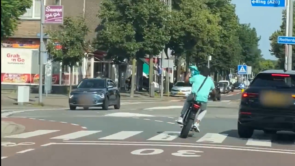 Politie deelt beelden van fatbike-bestuurder die doorreed na aanrijding in Schiedam