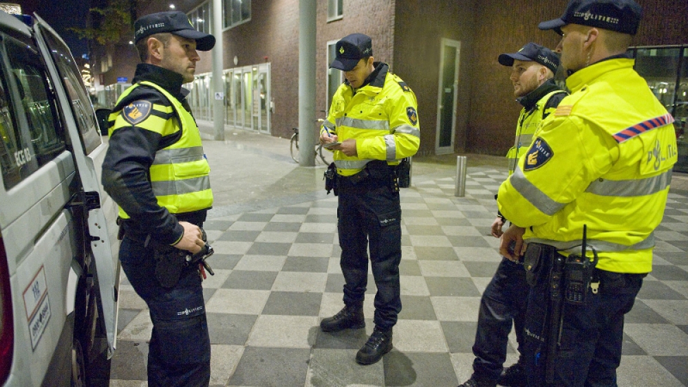 Zwart reizende 18-jarige Schiedamse vast voor bijten en mishandelen NS beveiliger