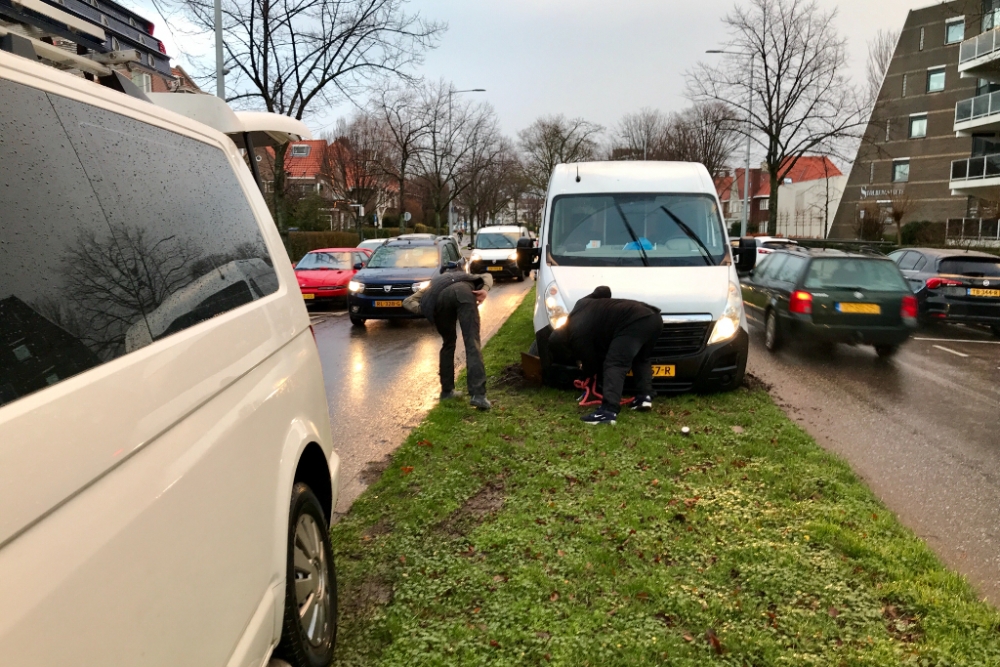 Post.nl wagen rijdt zich vast in de blubber