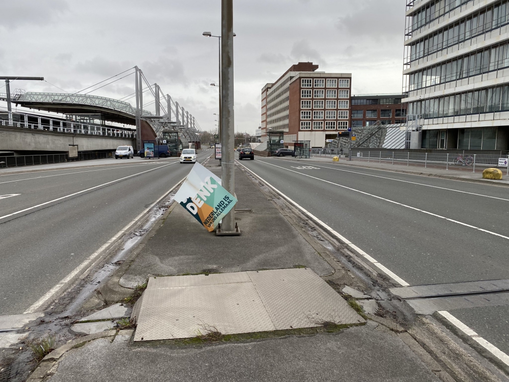 Stormschade aan verkiezingsborden