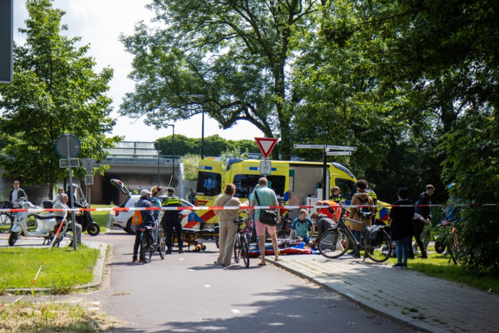 Scooterrijder komt hard ten val op fietspad