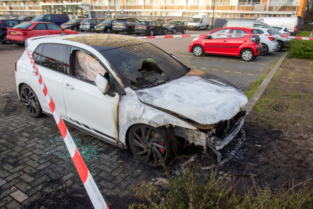 Auto verwoest door brand