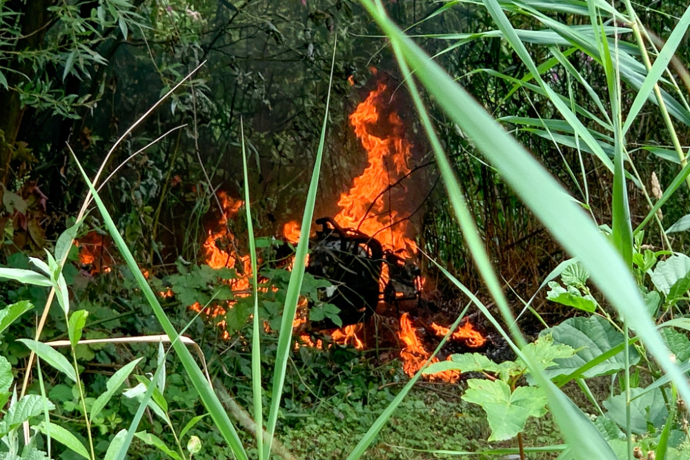 Zwarte wolken trekken over de A4 door brand op moeilijk bereikbare plek