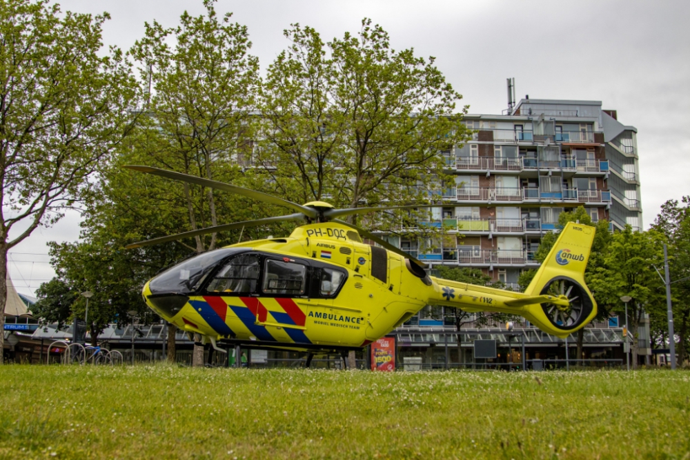 Traumaheli landt in vroege morgen nabij winkelcentrum Spaland