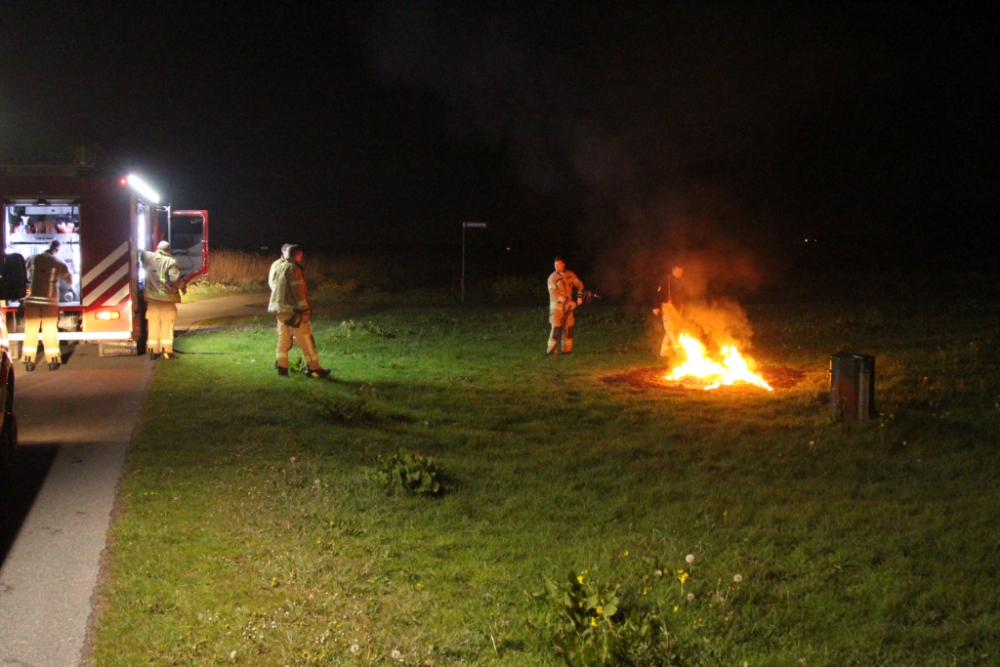 Buitenbankje in brand gestoken