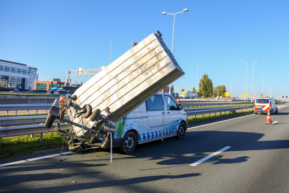 Tunnelbuis dicht na forse aanrijding op de A4