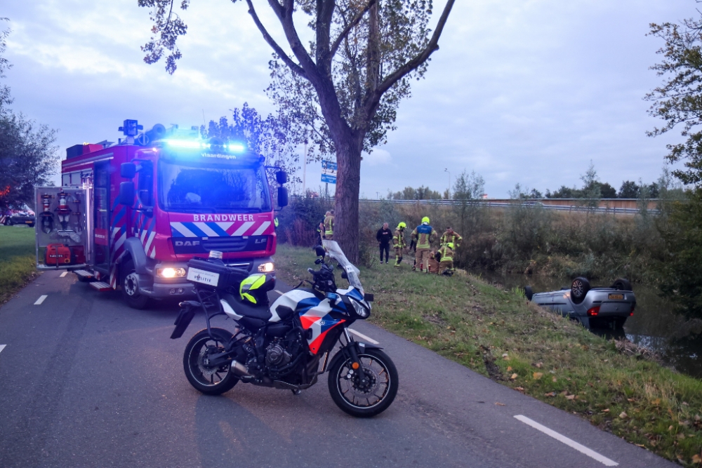 Auto vliegt uit de bocht en belandt op z&#039;n kop in de sloot