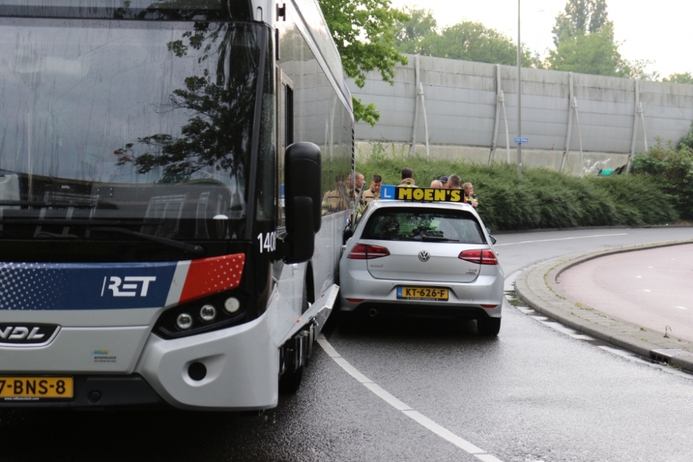 Leswagen botst op elektrische bus RET