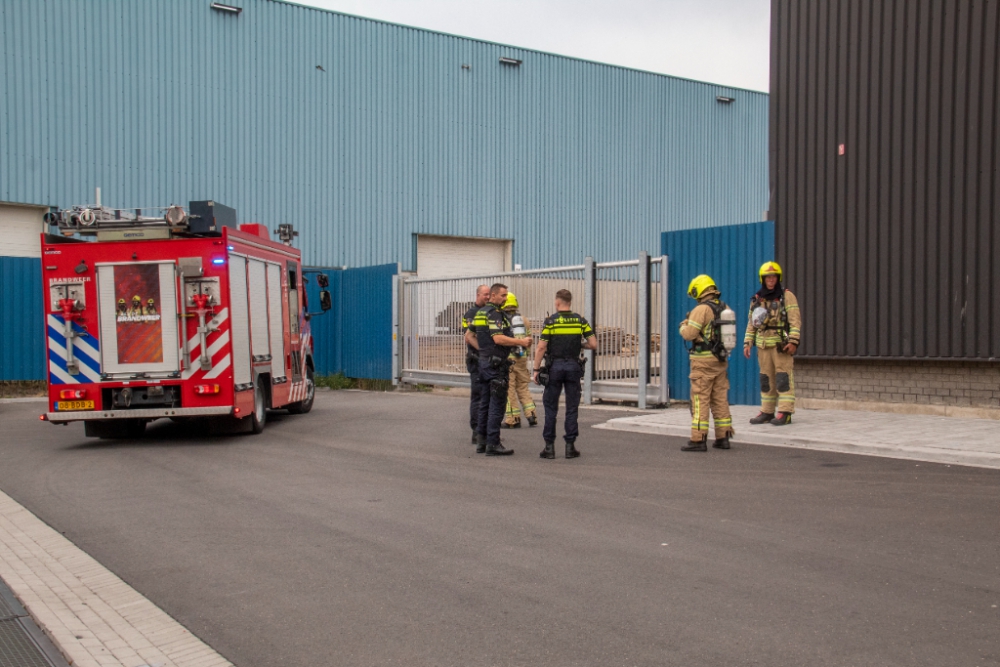 Veegwagen in brand in loods aan de Fortunaweg